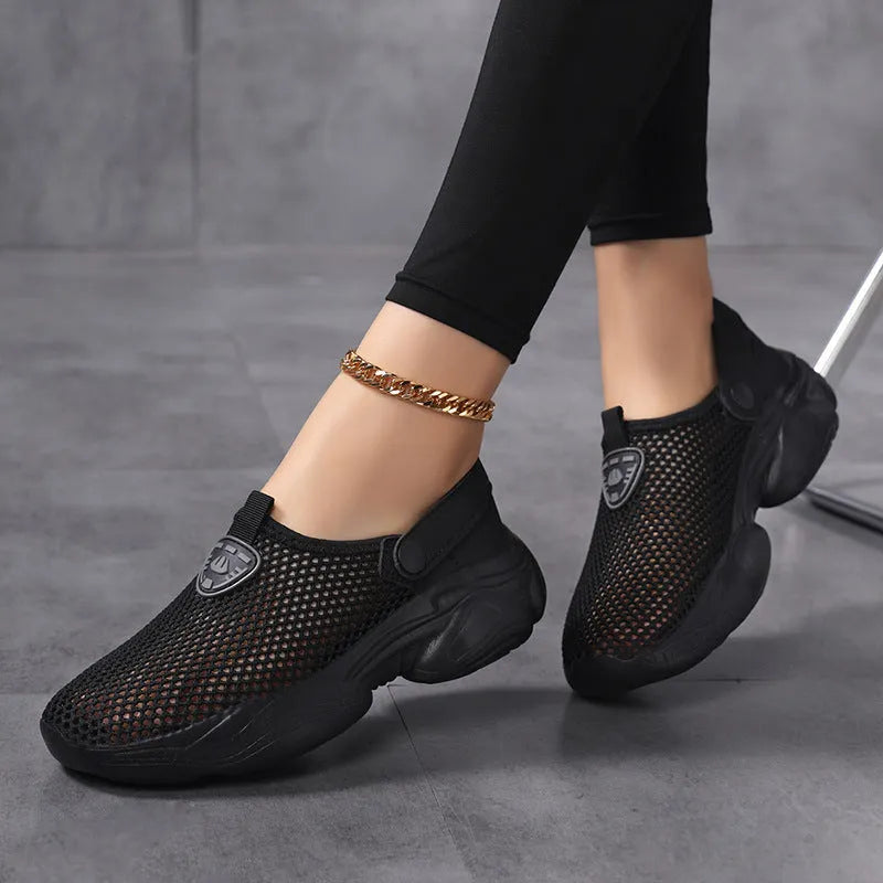 Women's black Flyknit casual sports sandals with round toe on a white background.