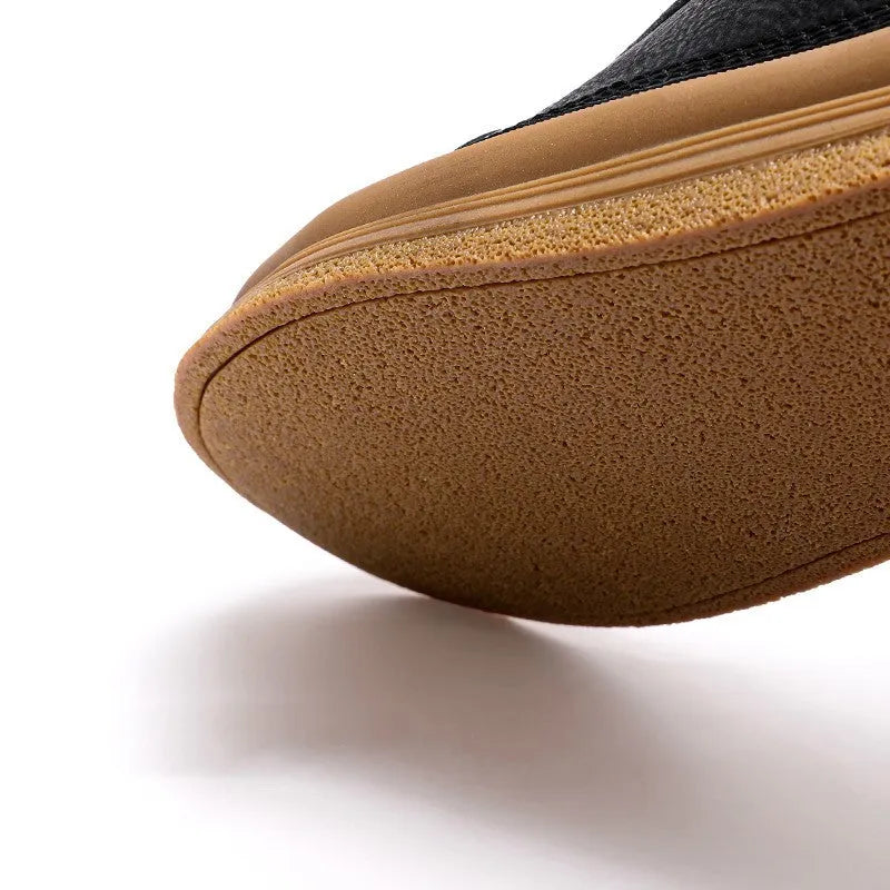 Men's black leather casual shoes with round toe and lace-up closure on a rubber sole