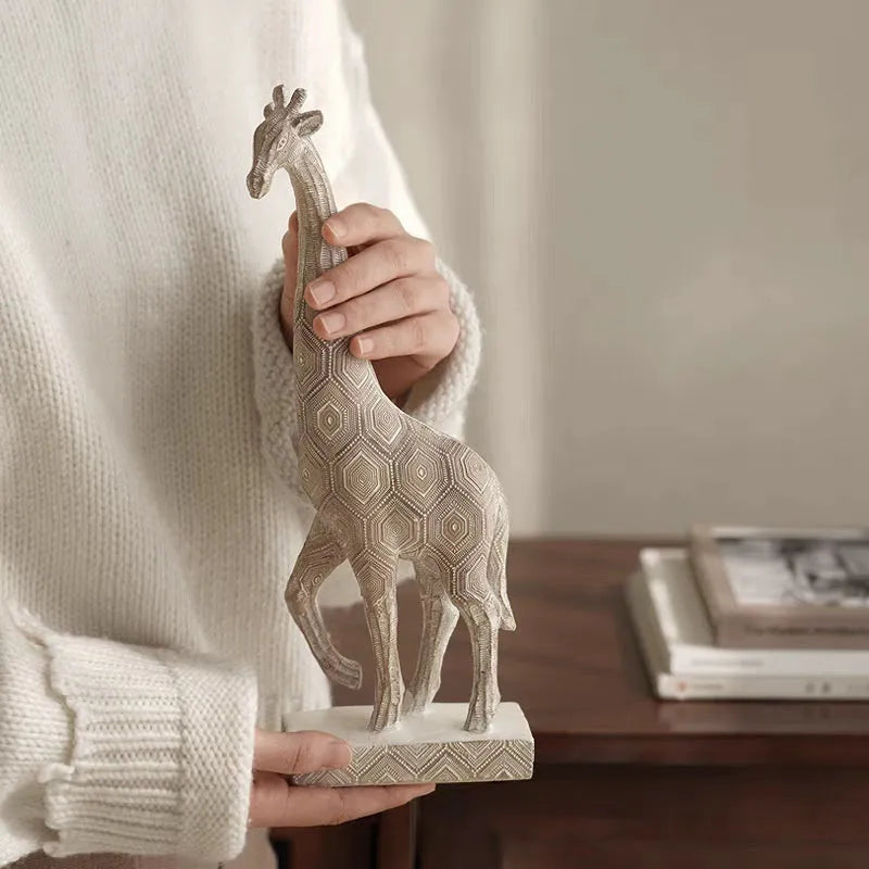 Wood colour European style giraffe resin ornament measuring 11cm high for home decoration