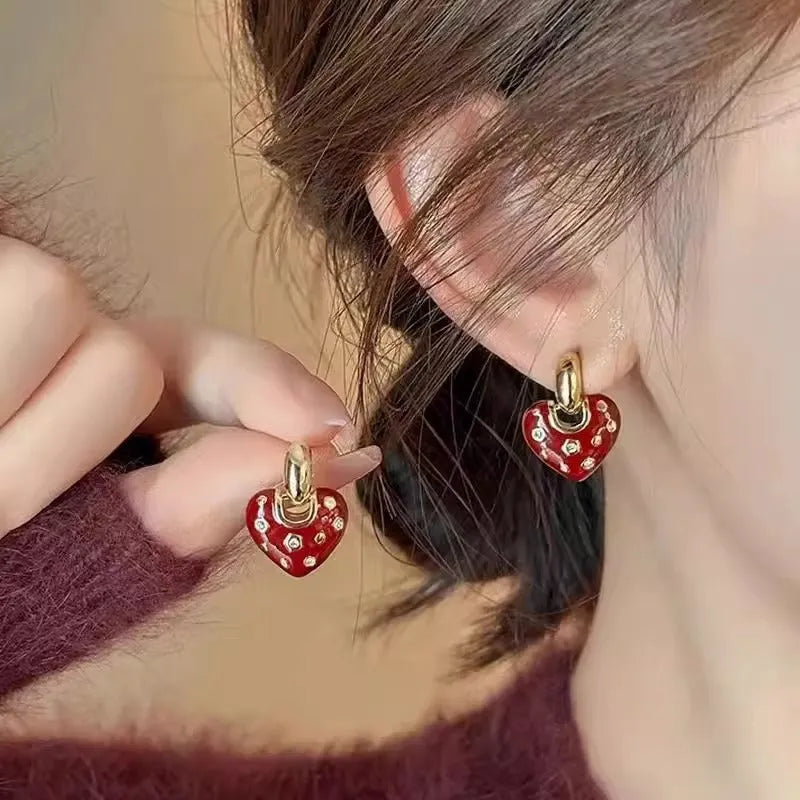 Pair of heart-shaped ear studs in zinc alloy with electroplated finish, retro style for women