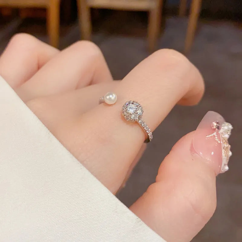 Open-end pearl ring with round zircon stones in gold or silver plating, geometric shape