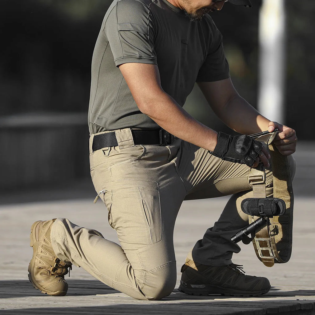 Loose men's cargo pants in khaki with multi pockets and cotton blend fabric