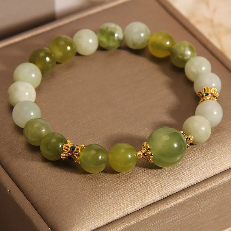 Women's bracelet made of green Xiuyan jade with an original Mori-inspired design.