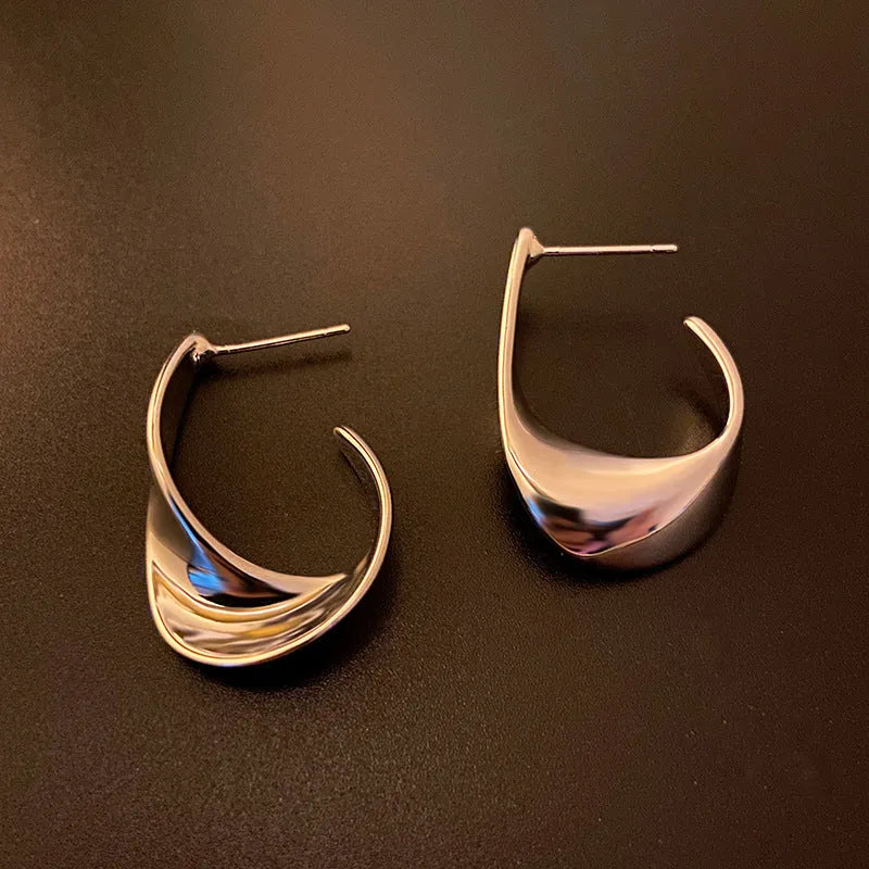 Metal twisted geometric earrings with round elements in gold or silver electroplated finish