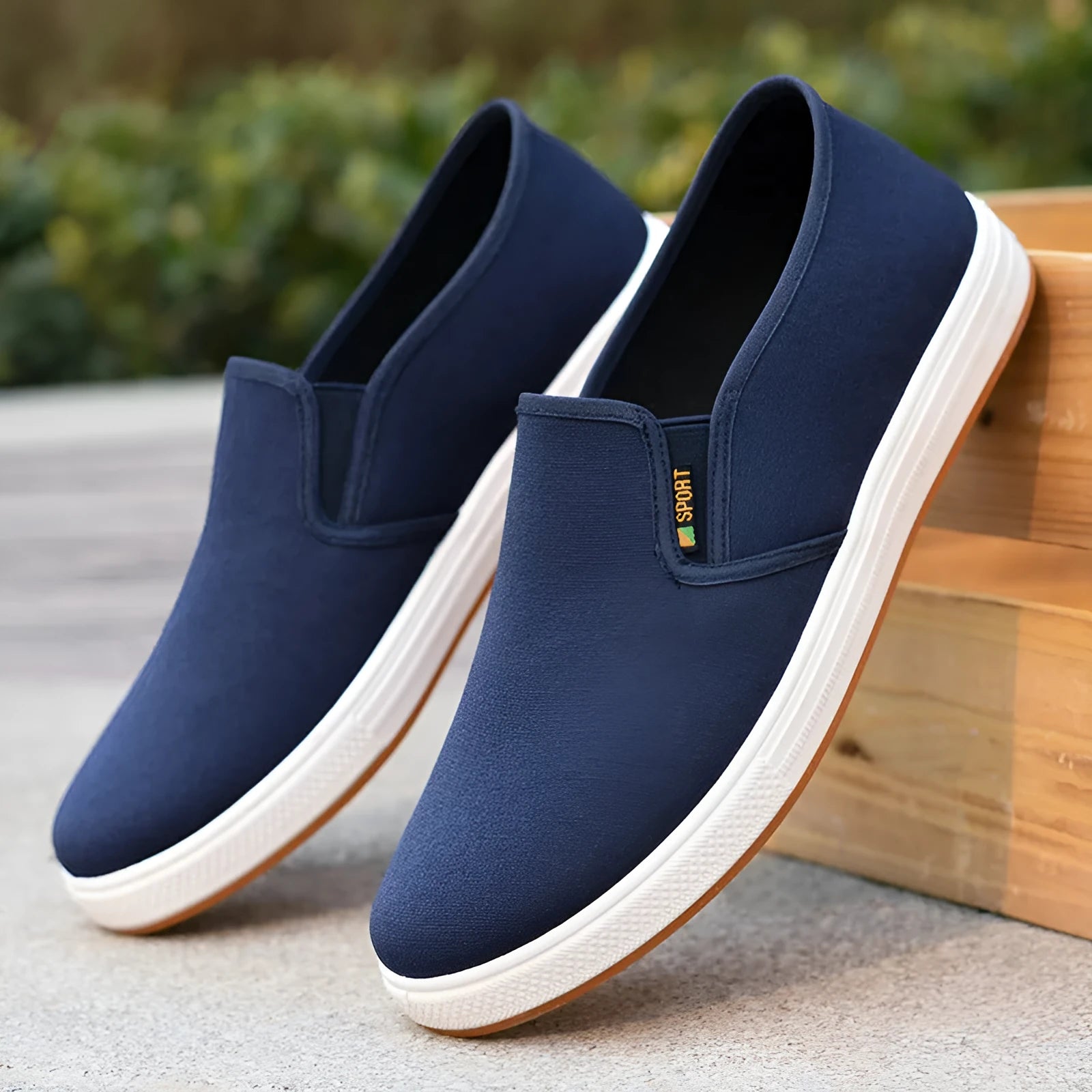 Men's low-top canvas slip-on cloth shoes in black or blue with round toe and composite sole
