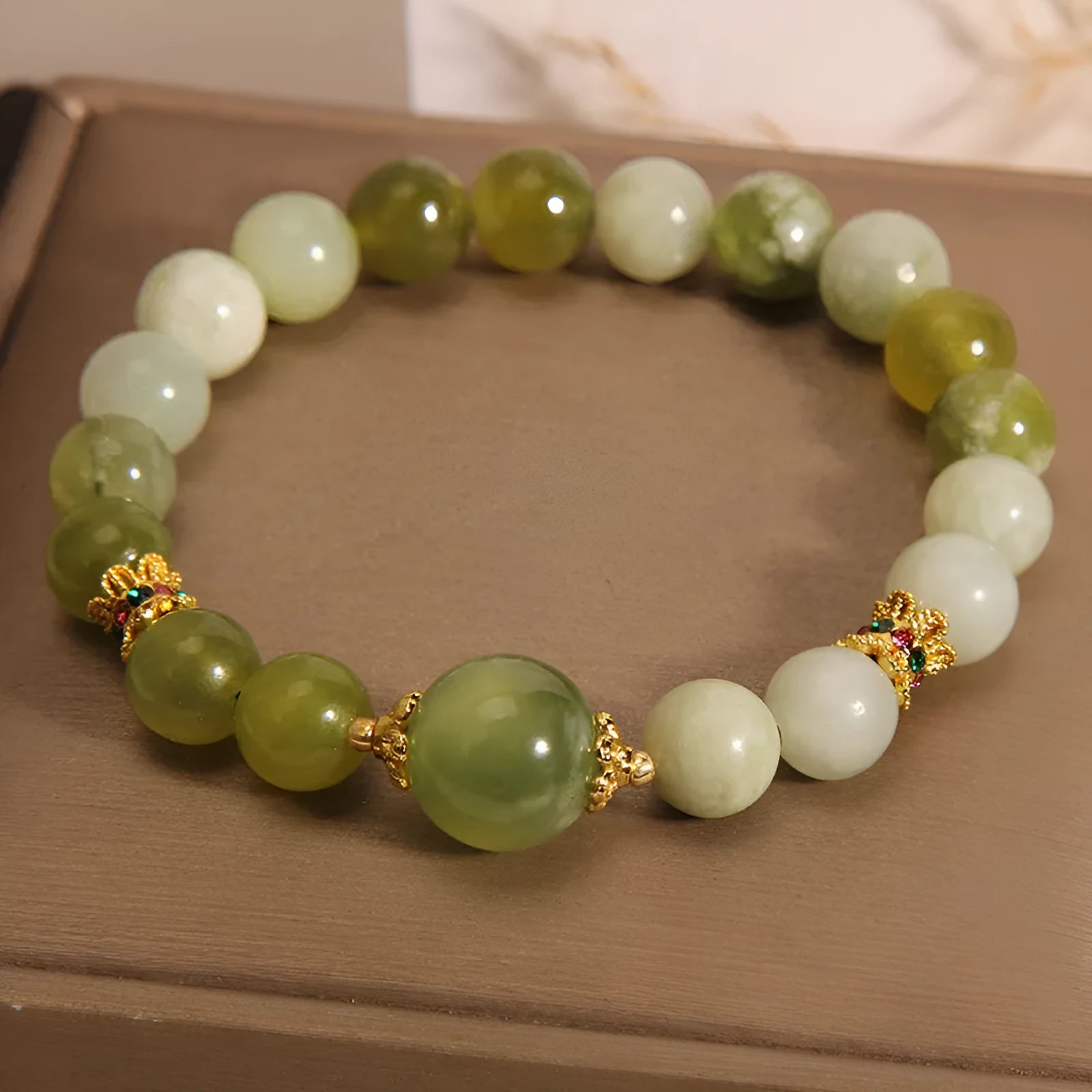 Women's bracelet made of green Xiuyan jade with an original Mori-inspired design.