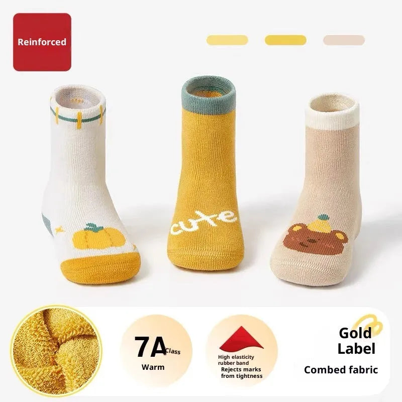 Baby socks with thick thermal construction, wool-lined fur edge, and cute cartoon giraffe print on polyester fibre fabric