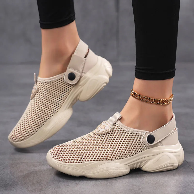 Women's black Flyknit casual sports sandals with round toe on a white background.