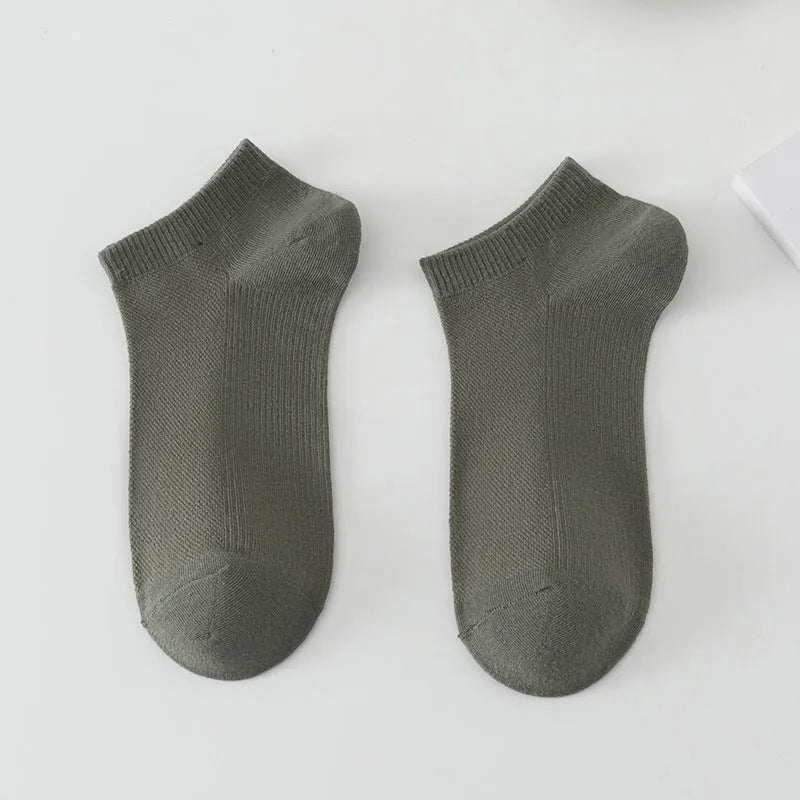 Men's solid colour low-cut boat socks made from polyester fibre on a plain background.