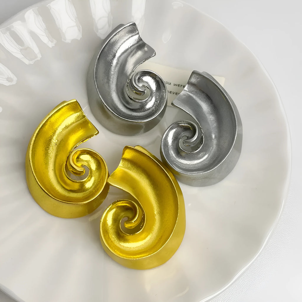 Geometric ear studs with retro design in gold and silver options, 5cm size