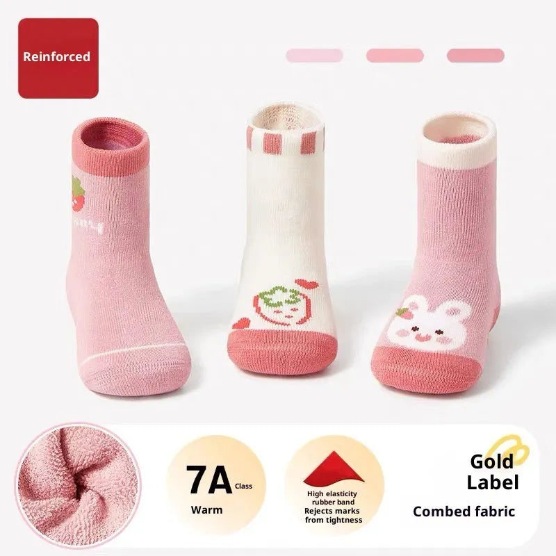 Baby socks with thick thermal construction, wool-lined fur edge, and cute cartoon giraffe print on polyester fibre fabric