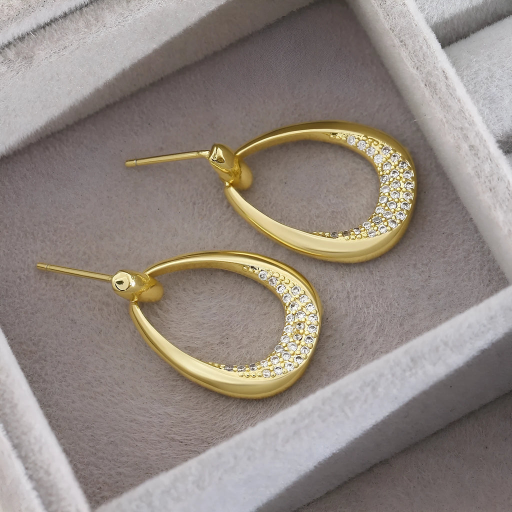 Women's geometric drop earrings in yellow gold with round and oval ring design