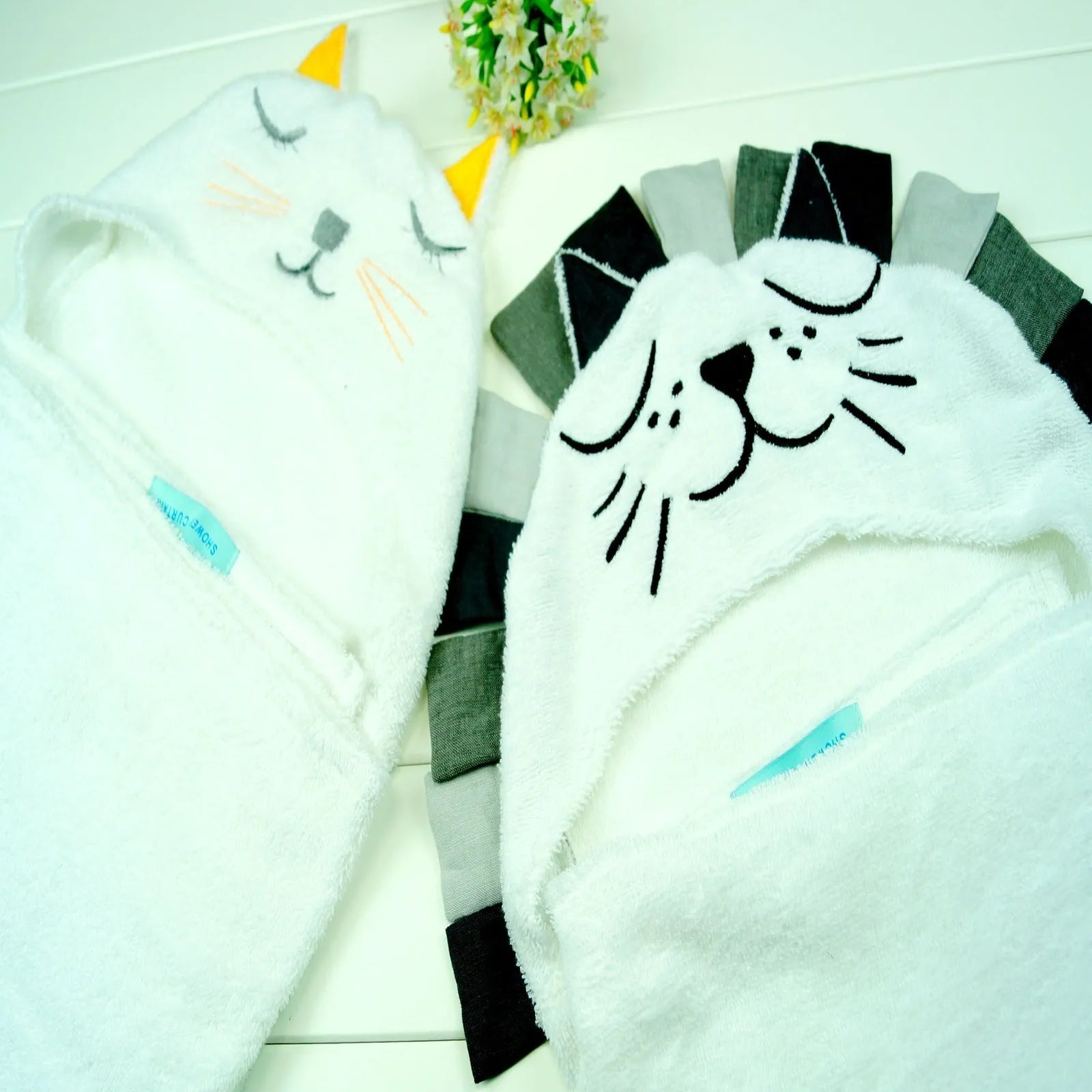 Cotton lion and cat shape bath towel 85x58 cm for baby, featuring soft fabric and animal design