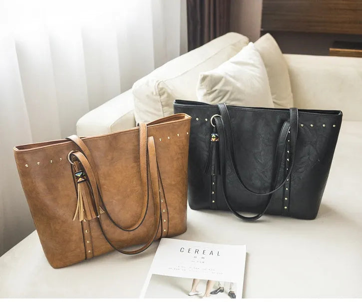Women's shoulder crossbody bag in black with textured finish and polyester lining