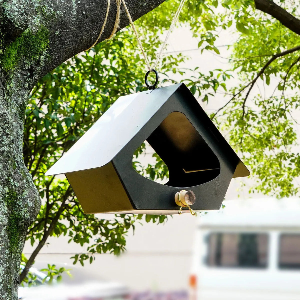 Modern European-style iron bird nest for outdoor garden bird feeding and decoration