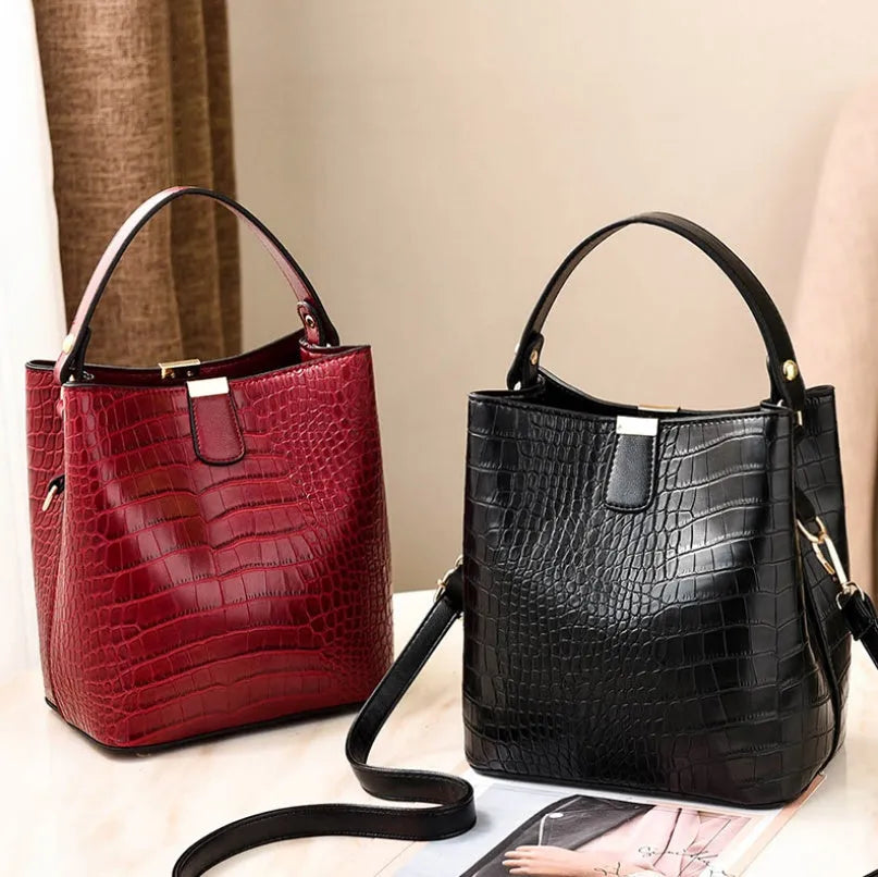 Women's PU shoulder bag with ID pocket and phone pocket in black colour