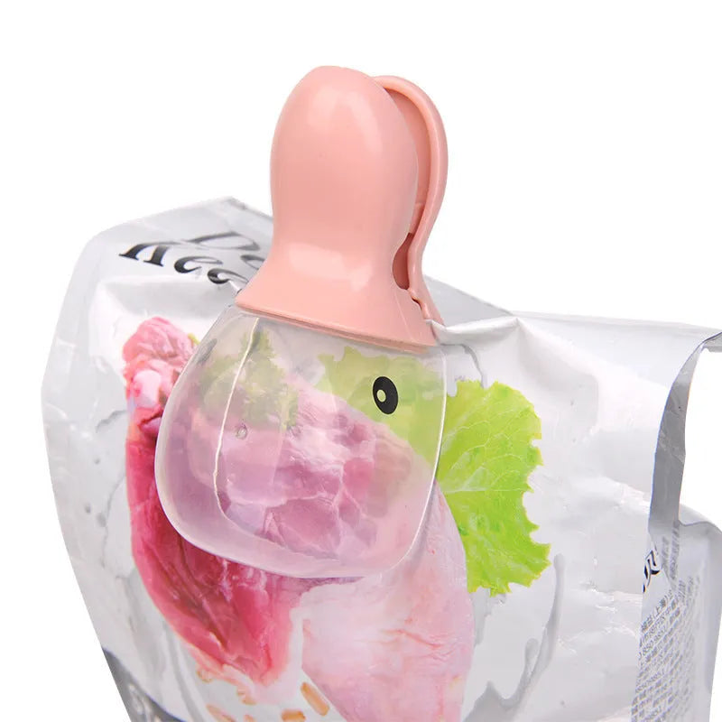 Cat food fresh-keeping clip in beige ABS plastic with integrated scoop, 14.7 x 5.5cm