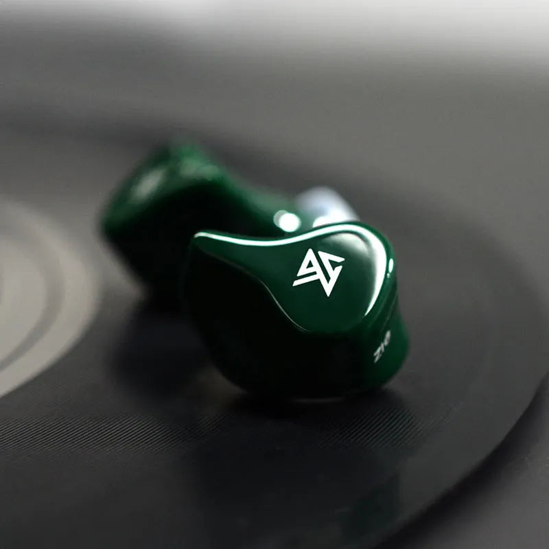 Z1 wireless Bluetooth in-ear headphones in black and green colour options on a white background.