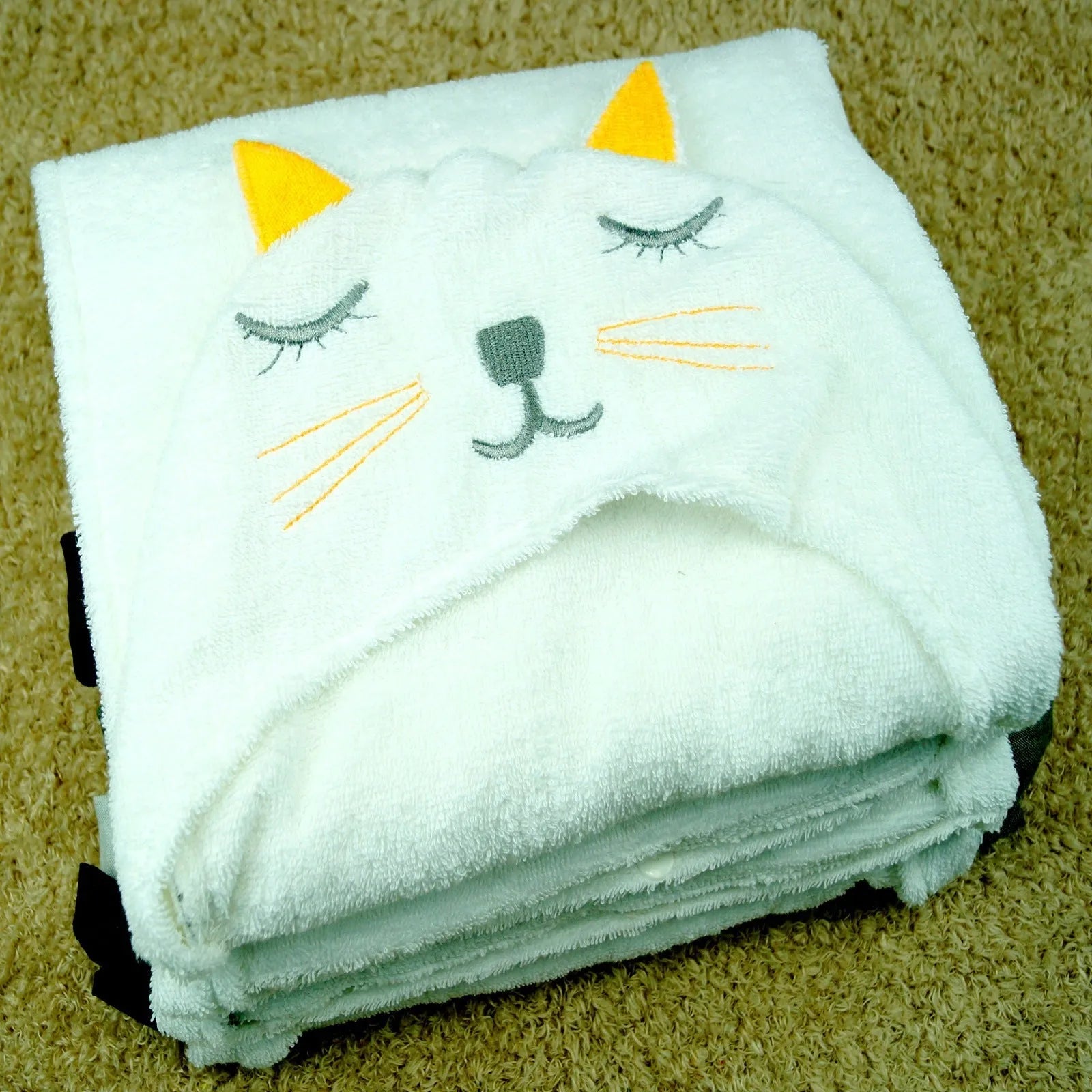 Cotton lion and cat shape bath towel 85x58 cm for baby, featuring soft fabric and animal design