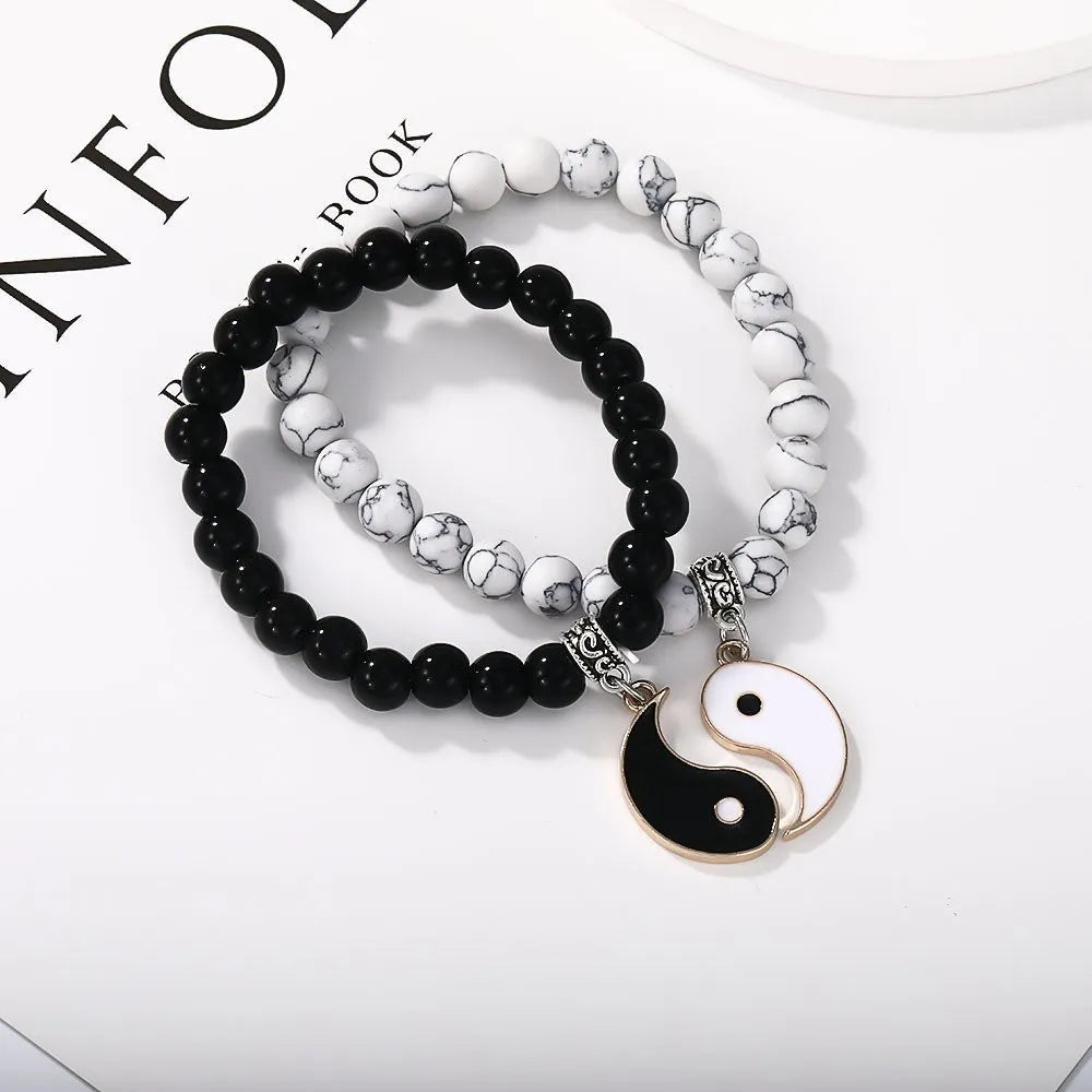 Geometric eight-diagram shaped alloy appetizer bracelet for unisex wear or travel gifting.