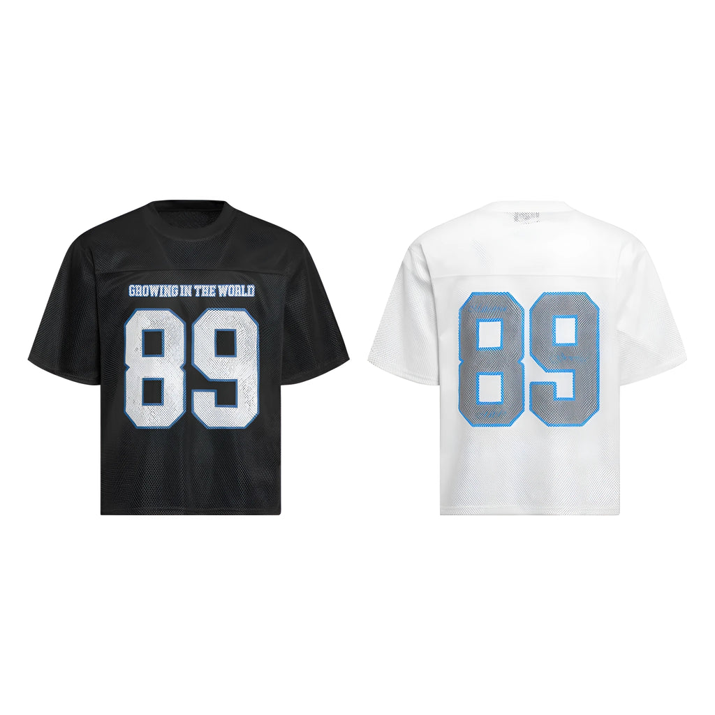 Loose-fitting casual T-shirt with alphanumeric print in black or white colour options
