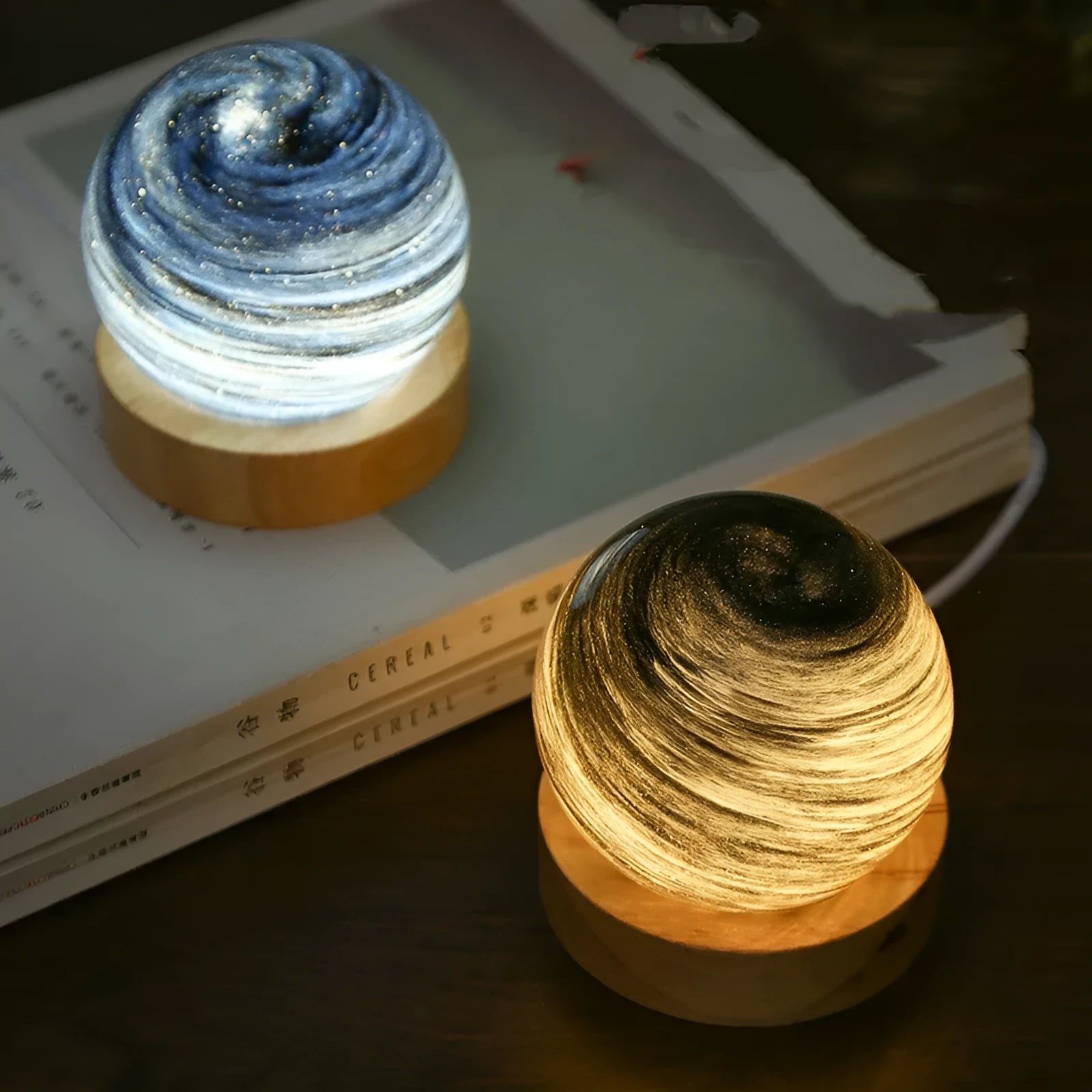 Planet-themed USB night light with modern design and three colour dimming, 80x90mm
