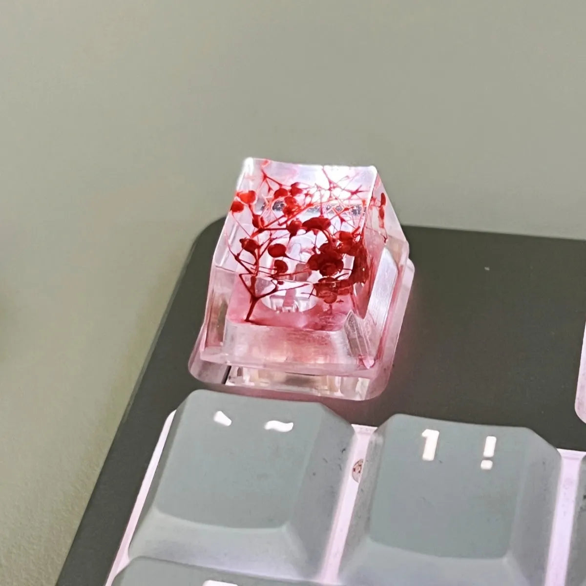 High transparency resin mechanical keyboard keycap with starry sky design in one of four colours.