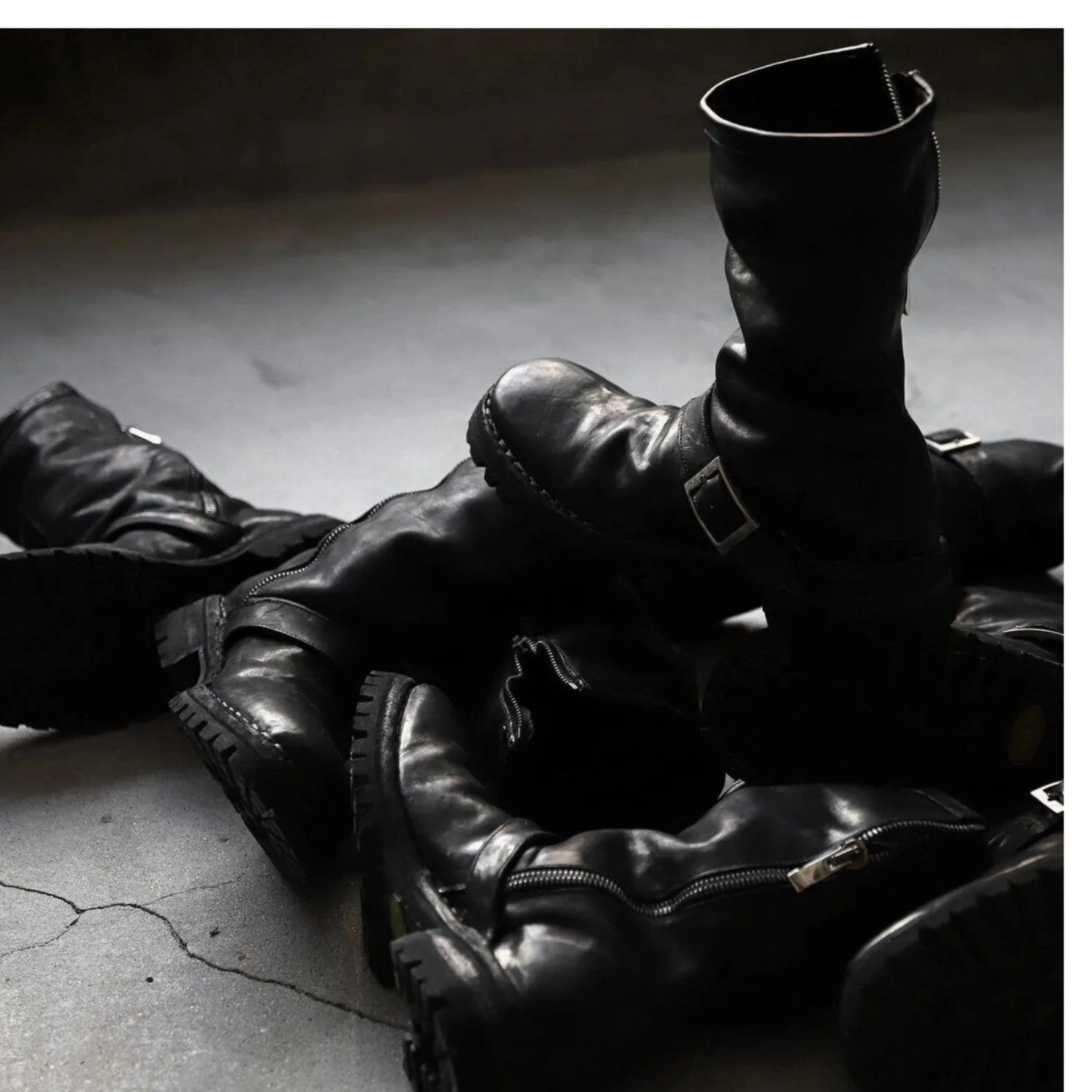 Men's dark retro Martin boots with side zip, round toe, in black and leather black options.