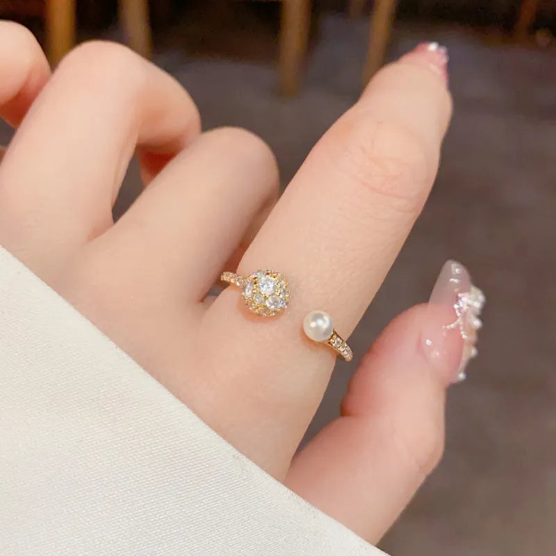 Open-end pearl ring with round zircon stones in gold or silver plating, geometric shape