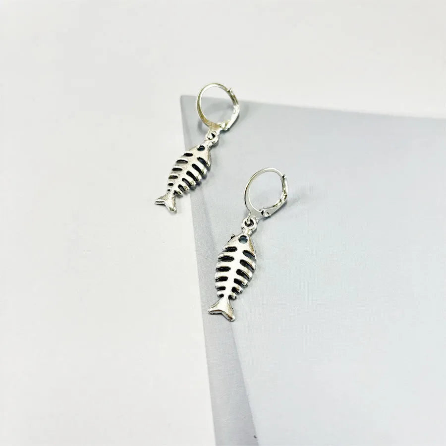 Retro style fishbone pendant necklace and matching earrings set on an alloy O-chain