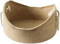 Wicker cat bed basket with integrated corrugated scratching surface for small to medium sized cats