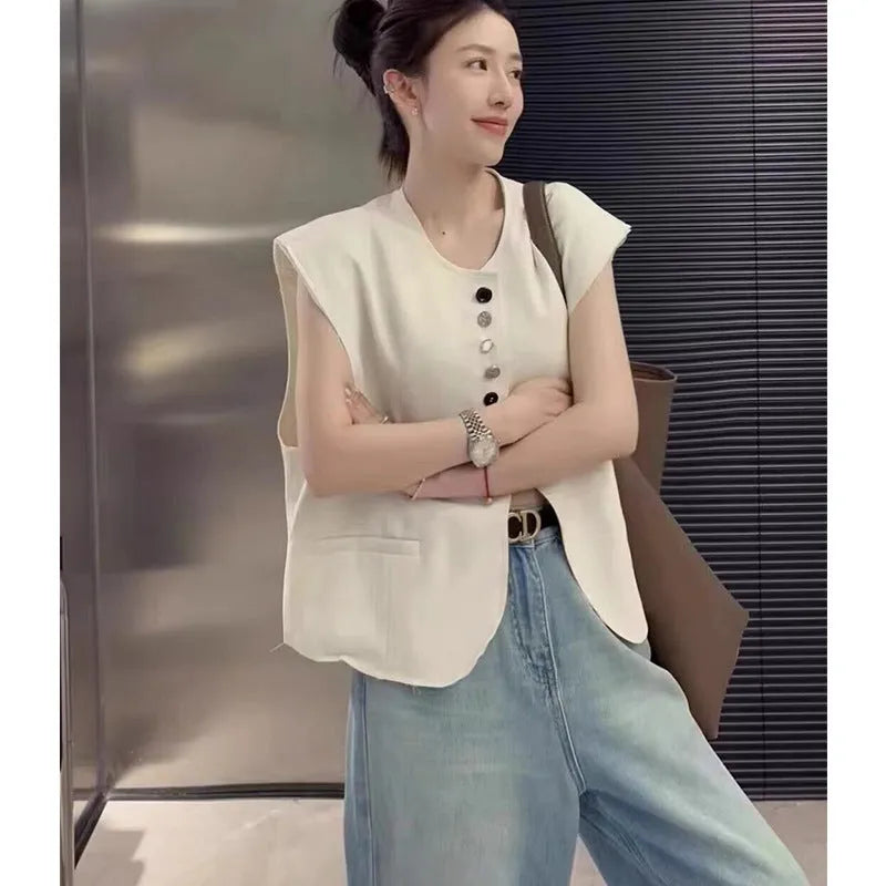 Women's loose fit polyester vest with pocket in beige or black colours