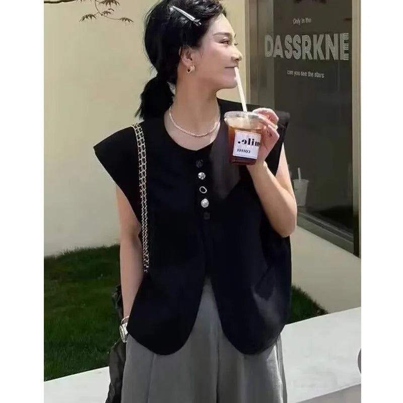 Women's loose fit polyester vest with pocket in beige or black colours