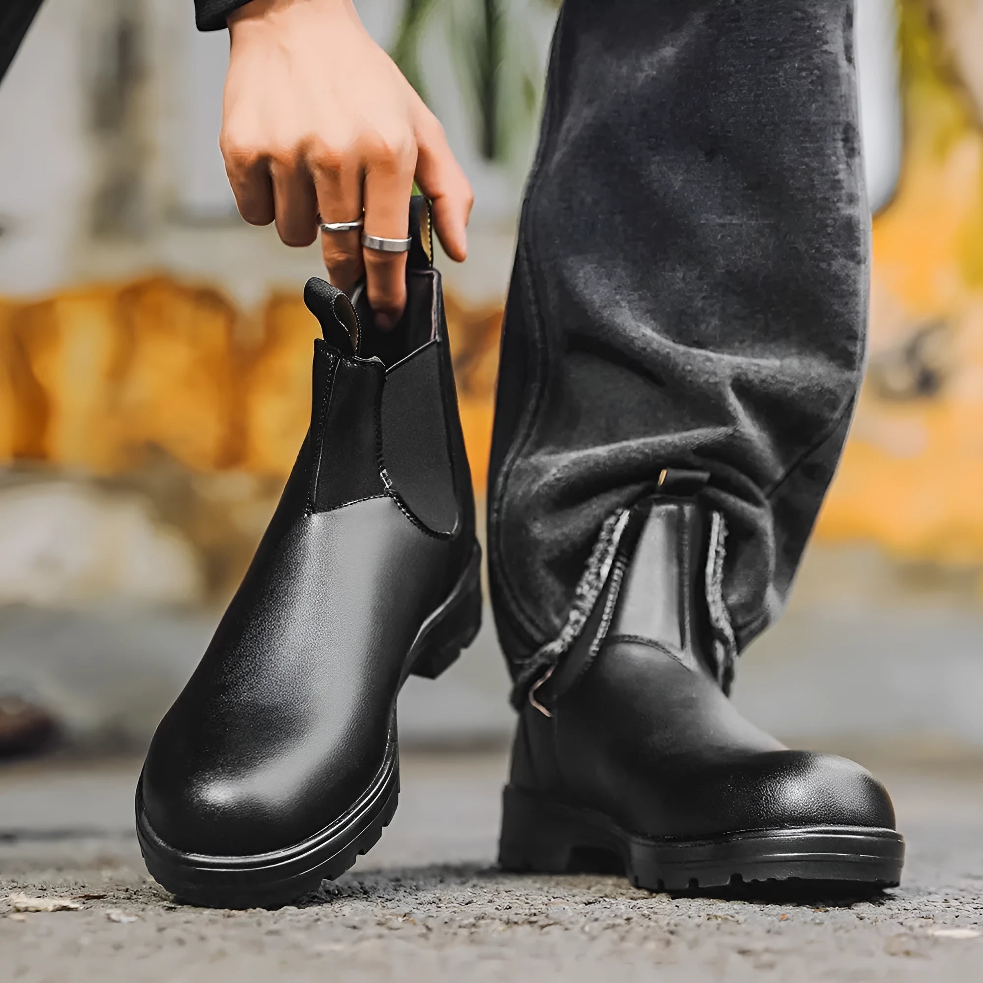 Vintage Chelsea boots in black with round toe and low horseshoe heel