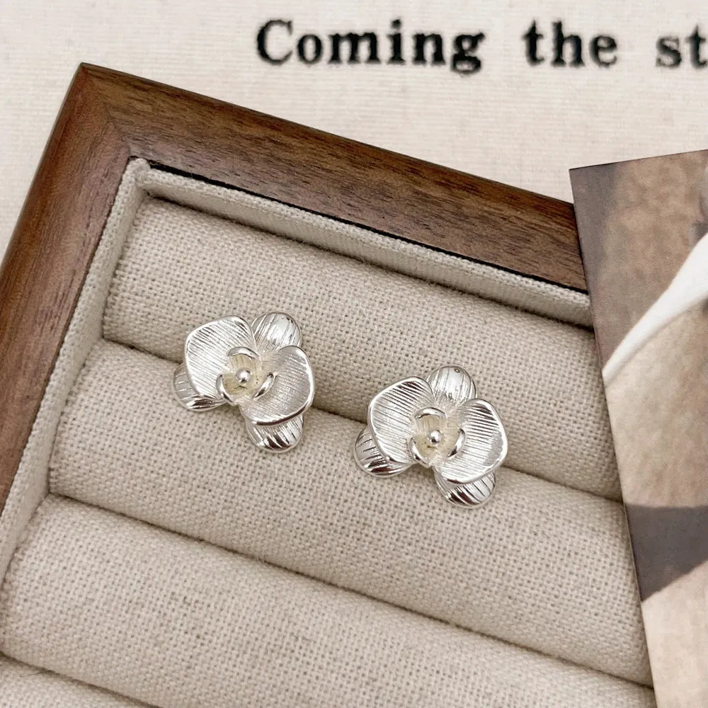 Retro flower earrings for women in gold or silver colour with electroplated copper construction