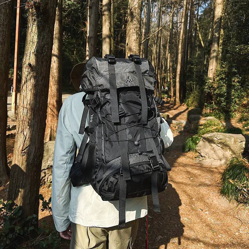 Professional outdoor mountaineering backpack 56-75L in solid colour with air cushion strap