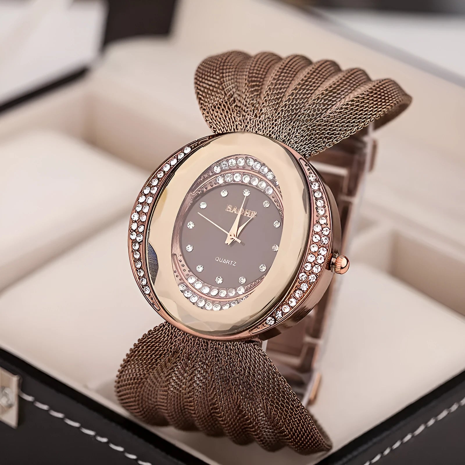 Gold silver ladies fashion watch with oval dial, alloy mesh strap, and mineral glass mirror