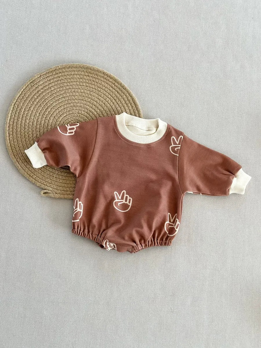 Cotton baby long-sleeved jumpsuit in oyster colour with long sleeves and snap buttons