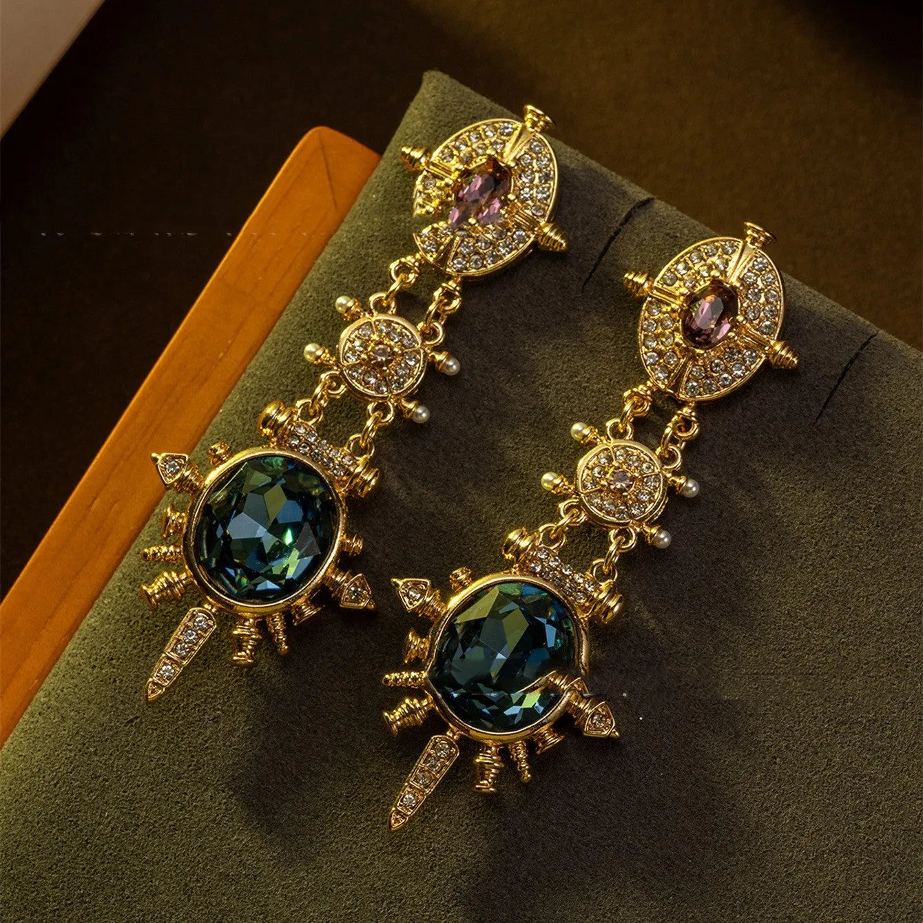 Gold geometric stud earrings with round shape and diamond treatment
