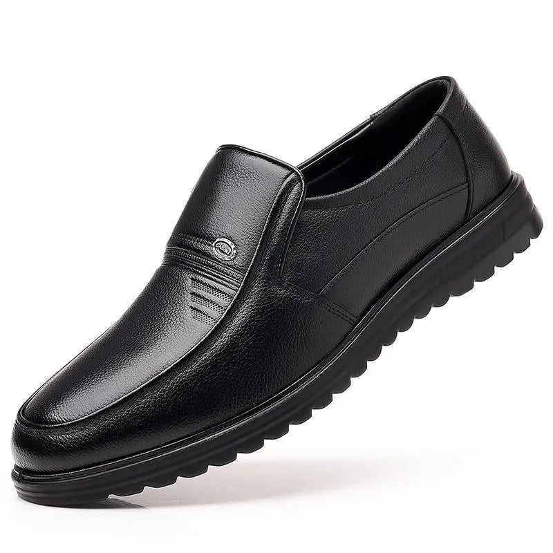 Men's business casual non-slip soft leather shoes in black, low top with leather toe cap and sewing line detail