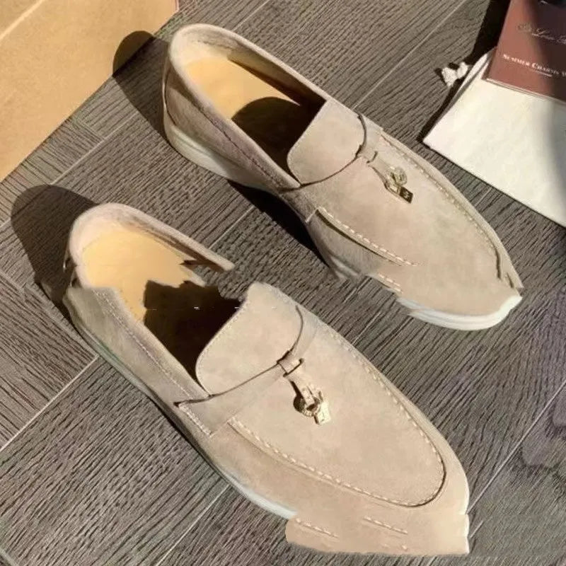 High-top slip-on loafers in various colours with round toe and rubber sole.