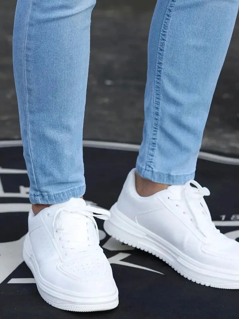 Man wearing retro wash stretch slim fit five-quarter length jeans in blue with zipper and five-pocket design