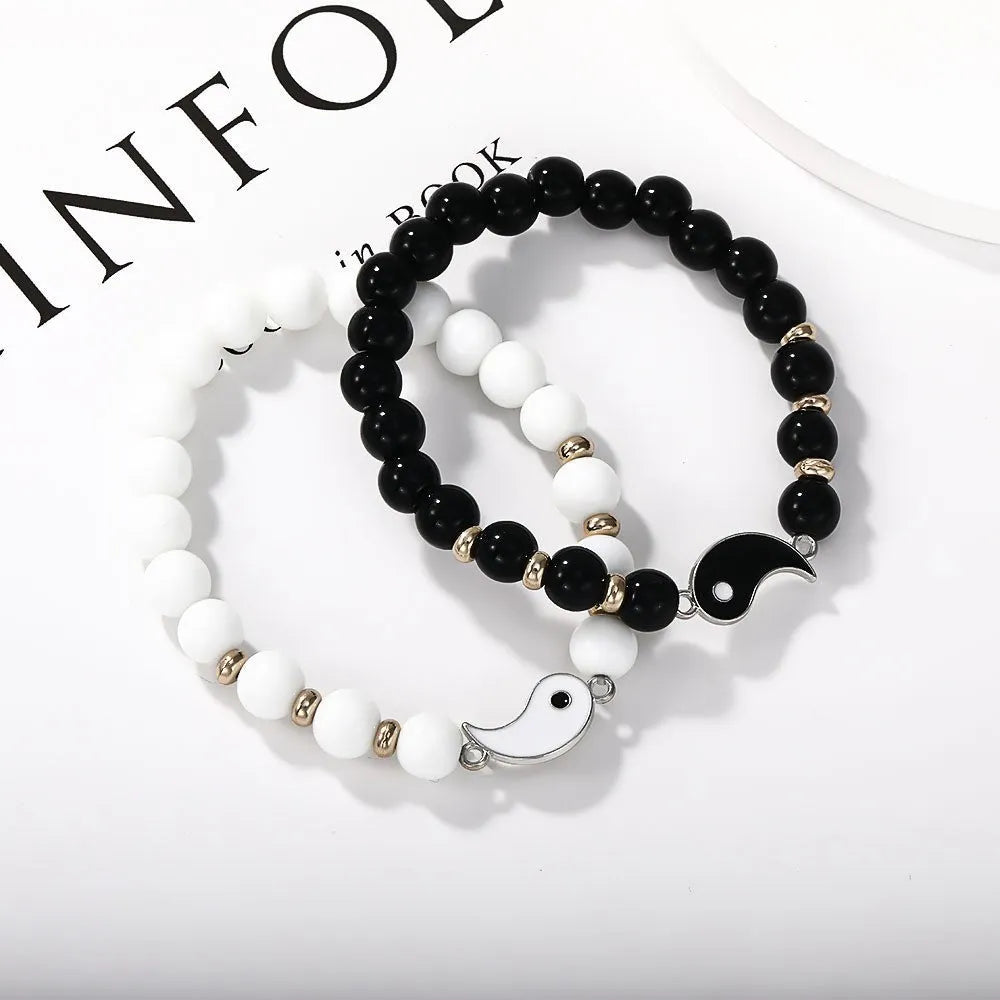 Geometric eight-diagram shaped alloy appetizer bracelet for unisex wear or travel gifting.