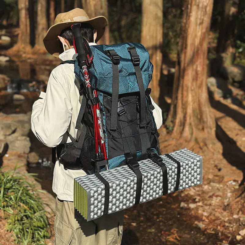 Professional outdoor mountaineering backpack 56-75L in solid colour with air cushion strap
