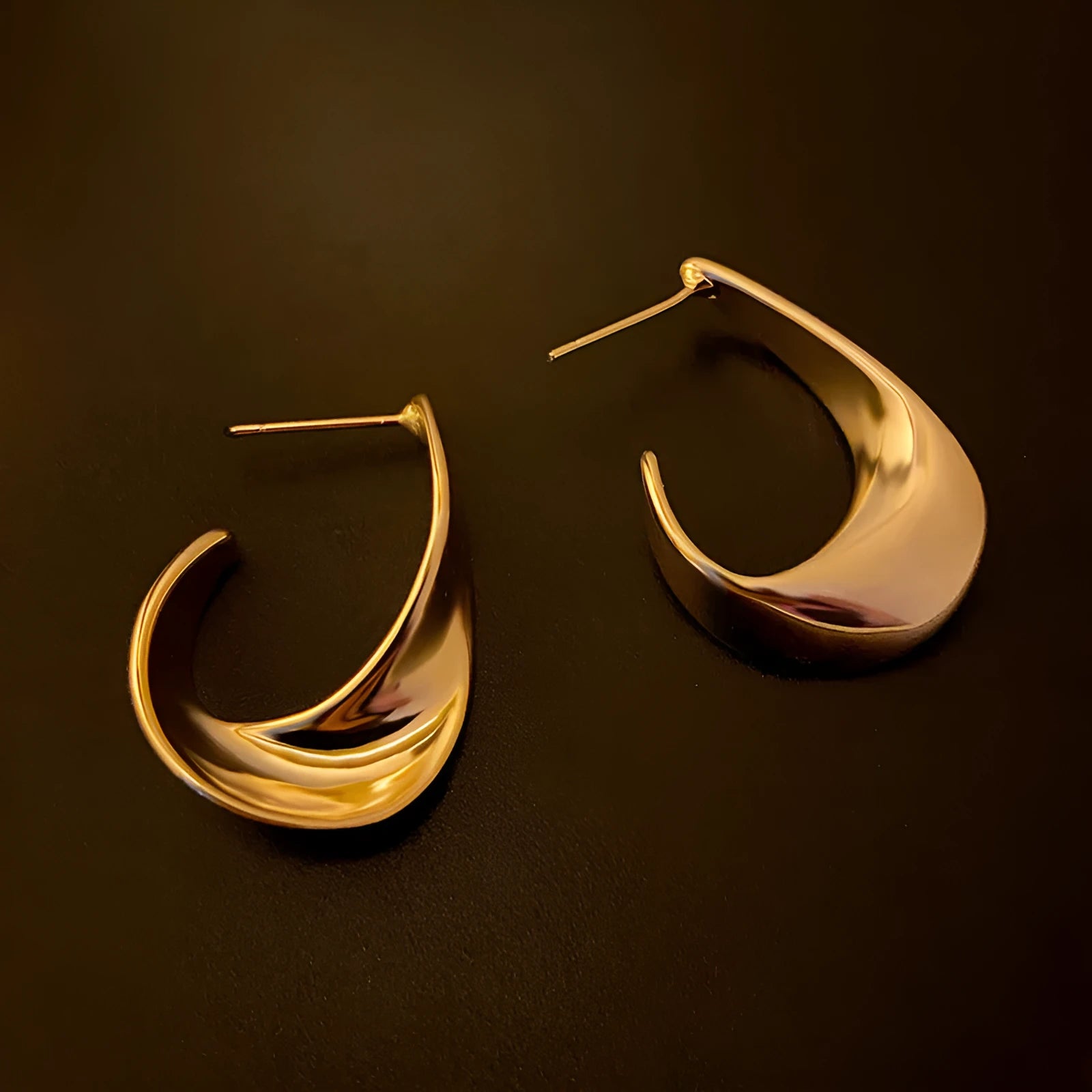 Metal twisted geometric earrings with round elements in gold or silver electroplated finish