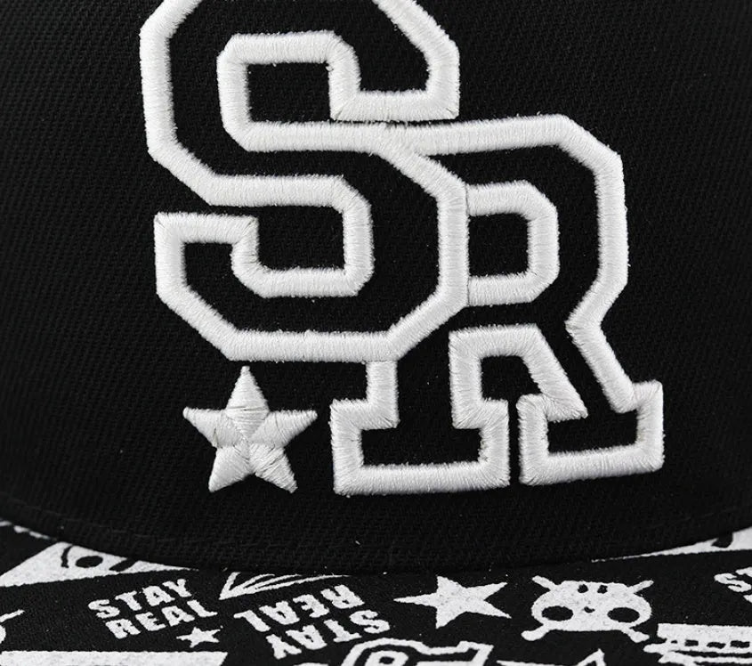 Cotton baseball cap with embroidered letters, adjustable strap, in black and white colours