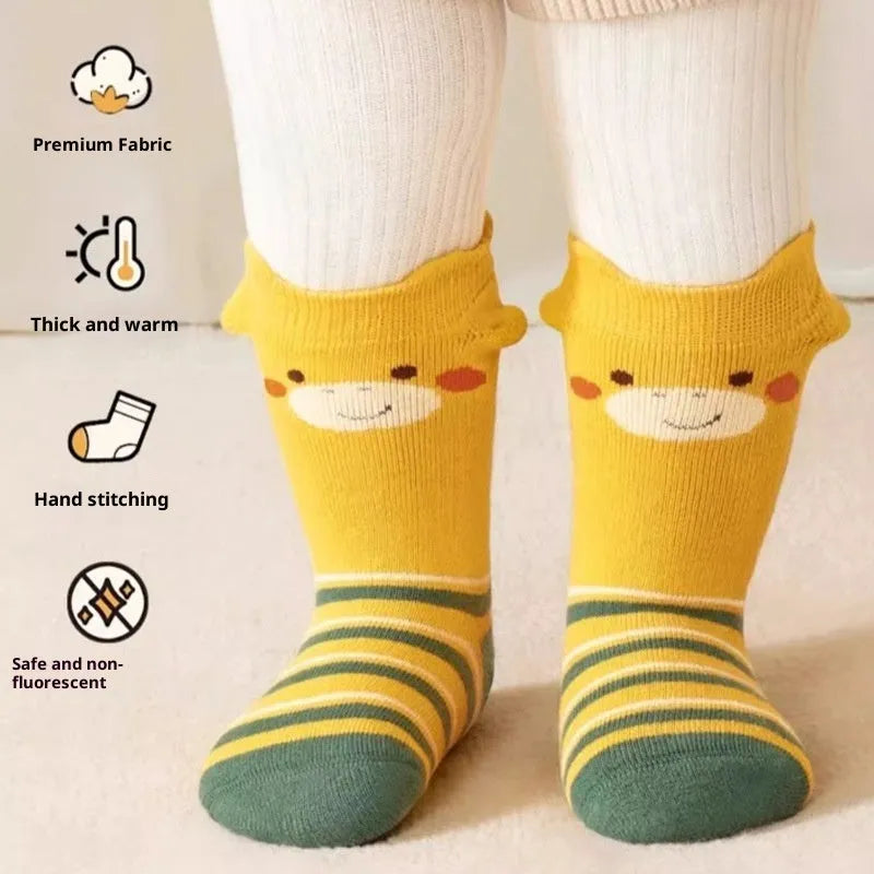 Baby socks with thick thermal construction, wool-lined fur edge, and cute cartoon giraffe print on polyester fibre fabric