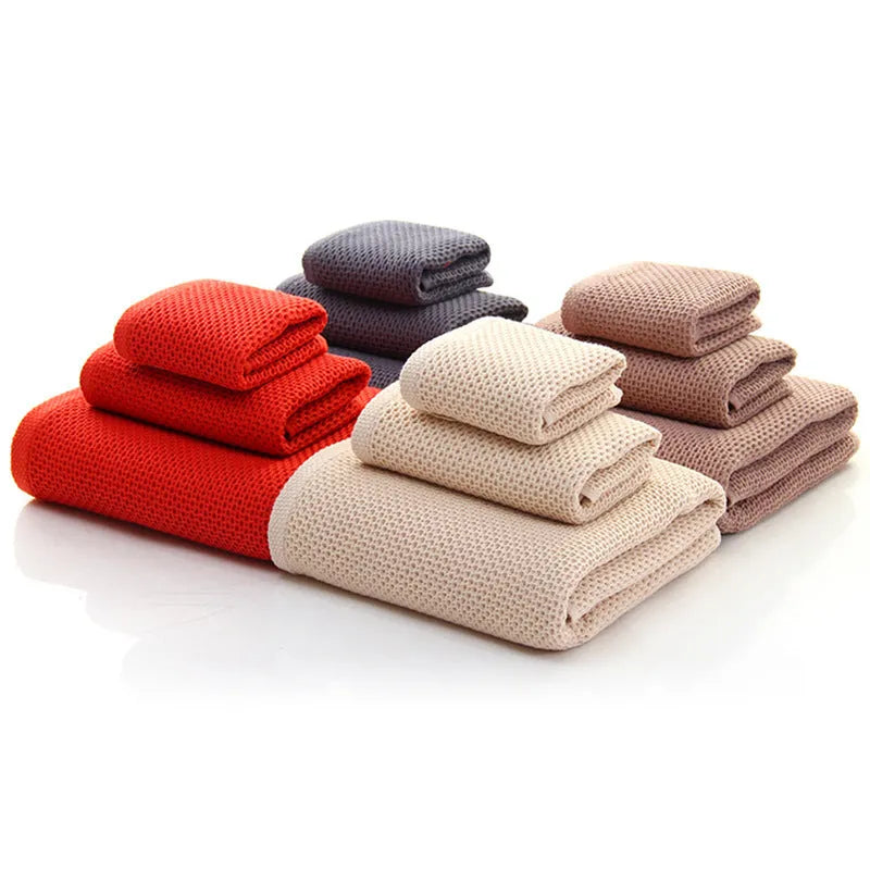 All-cotton jacquard bath towel in beige, 70x140cm, folded on a bathroom shelf