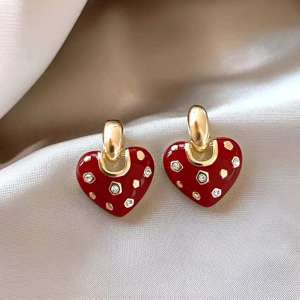 Pair of heart-shaped ear studs in zinc alloy with electroplated finish, retro style for women