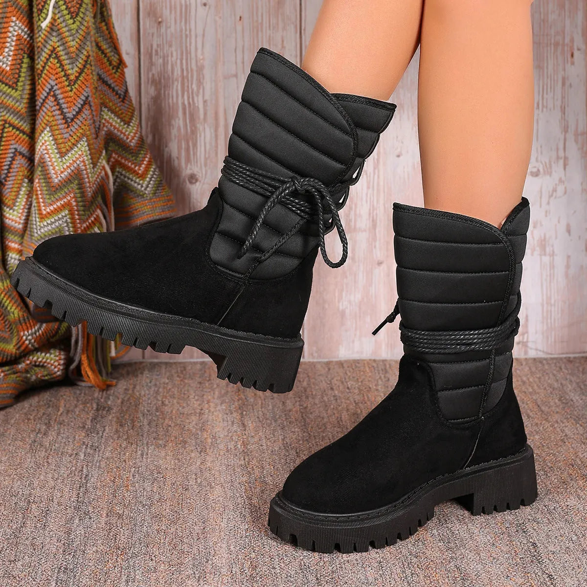 Women's chunky heel snow boots in suede with fleece lining and lace-up design